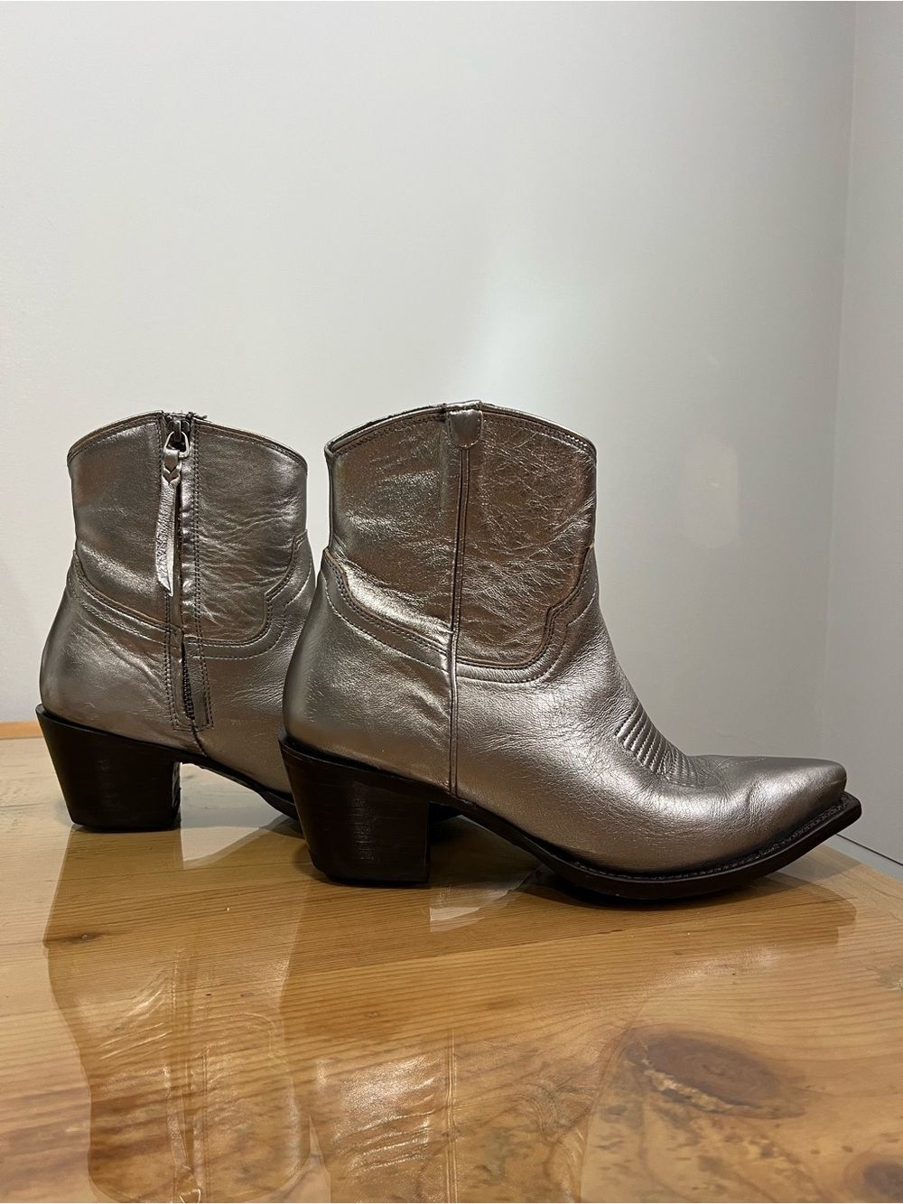Tecovas Daisy Silver Metallic Leather Ankle Boots size 10